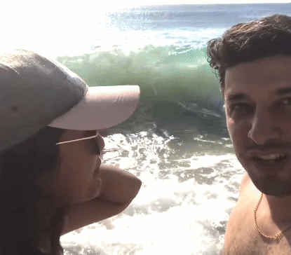 我们的爱如潮水，就让海浪来得更猛烈些吧