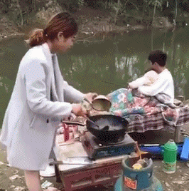 有这样一个有耐心陪着钓鱼的老婆真好