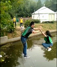 妹子的腿抖得根本停不下来，莫非太刺激了