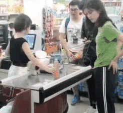 妹子：大庭广众之下你这样做真的好吗