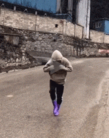 这下不得瑟了吧？我跳个舞容易吗
