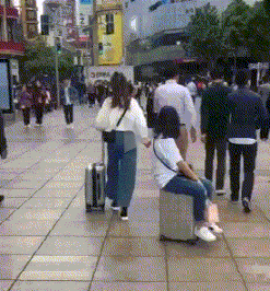 妹子太皮了，这下摔了吧