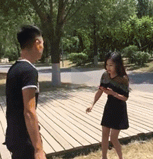 小姐，走路要看路嘛！唉哟