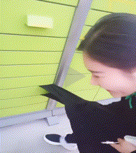 小姐姐这下麻烦了吧？赶紧找快递小哥哥吧