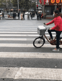 见过这么长的斑马线吗？真是让人崩溃