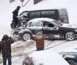 车子陷在雪地里还可以这样操作，长知识了