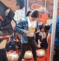 妹子肚子上的肥肉弹性真好