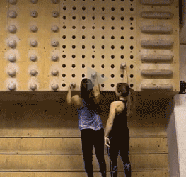 两位猛女比试臂力
