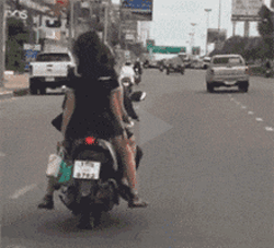 就是这辆摩托车，让我情不自禁跟了好长一段路
