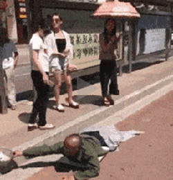 一不小心就让假乞丐露馅了