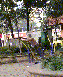 大妈室外健身玩得如此陶醉