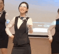 美女跳舞掉东西了，用笑容化解尴尬