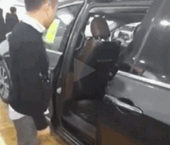 老总亲自示范车门防夹功能，结果悲剧了