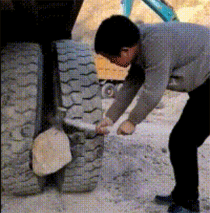 你一定想不到，这么大的石头也能卡进轮胎缝里