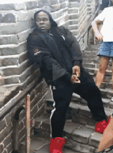 两个逗逼老外在长城上玩射击