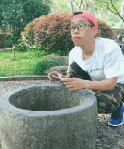 用手接东西，结果手机掉了
