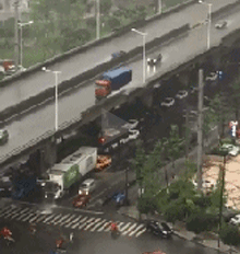 货车压起来的漂亮水浪，桥下的人该遭殃了