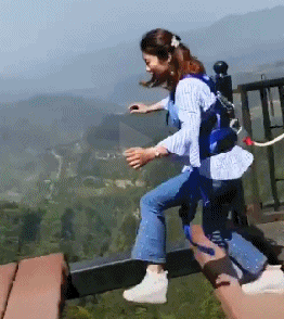 勇敢的妹子挑战高空跨桥