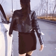 妹子车外得瑟出意外，只能人力推车